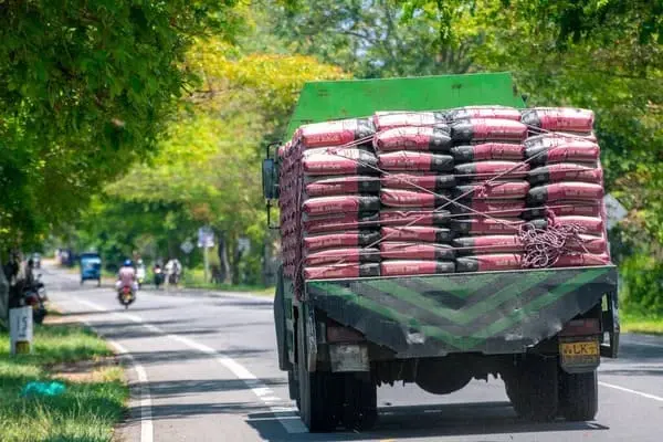 Transporte de Cimento: Conheça as Normas e Regulamentações